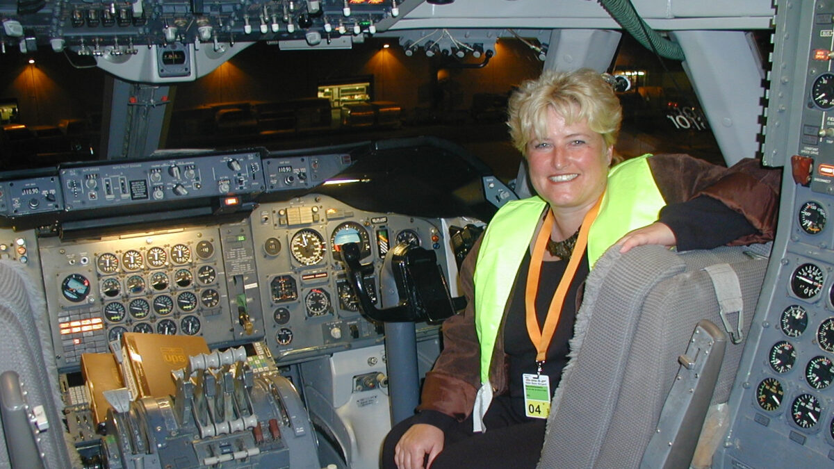 Birgit Gosejacob im Cockpit einer B 747 Freight