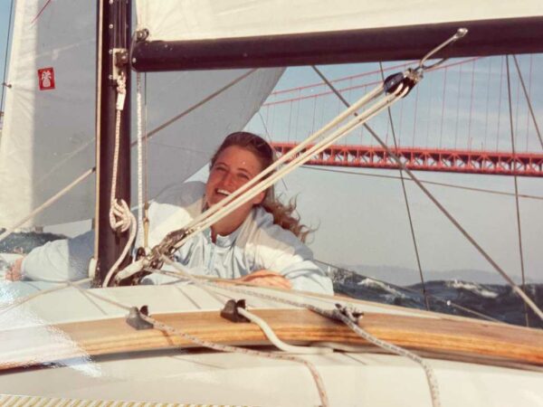 Birgit Gosejacob liegt auf einem Segelboot bei Wellengang vor der Golden Gate Bridge. Im Hintergrund die Hügelkette der East Bay. (1990)