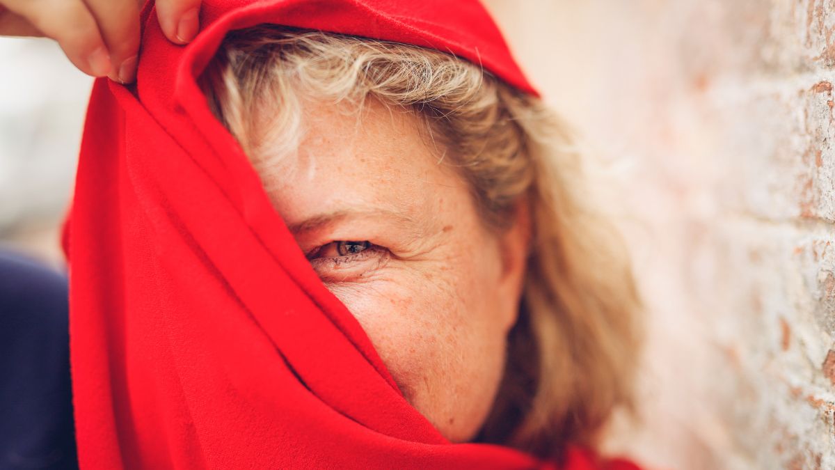 Jahresrückblick - Sichtbarkeit und Fokus. Potrait Birgit Gosejacob, halb versteckt von rotem Schal