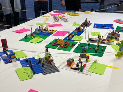 Facilitation - Teilnehmende haben kreativ Zusammenhänge im Projekt ausgedrückt: Mit Lego, Zetteln, einem Seil usw.