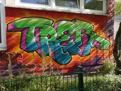 Facilitation im Jugendtreff - buntes Graffiti "Treff" an der Außenfassade