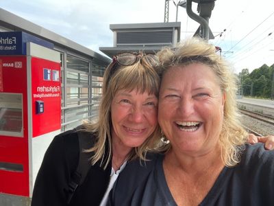 Annette Lemke und Birgit Gosejacob am Bahnhof Leer