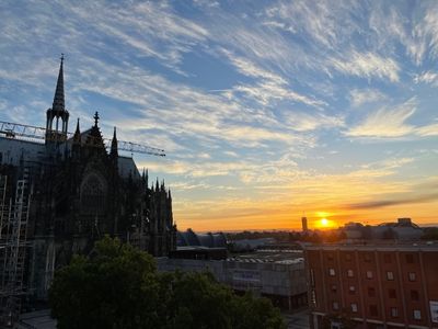 Köln - Blick auf Dom und Sonnenaufgang vom Hotel Eden am Dom