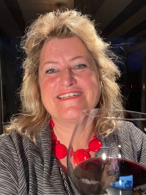 Birgit Gosejacob mit Glas Rotwein - anstossen auf den erfolgreich durchgeführten Onlinekurs