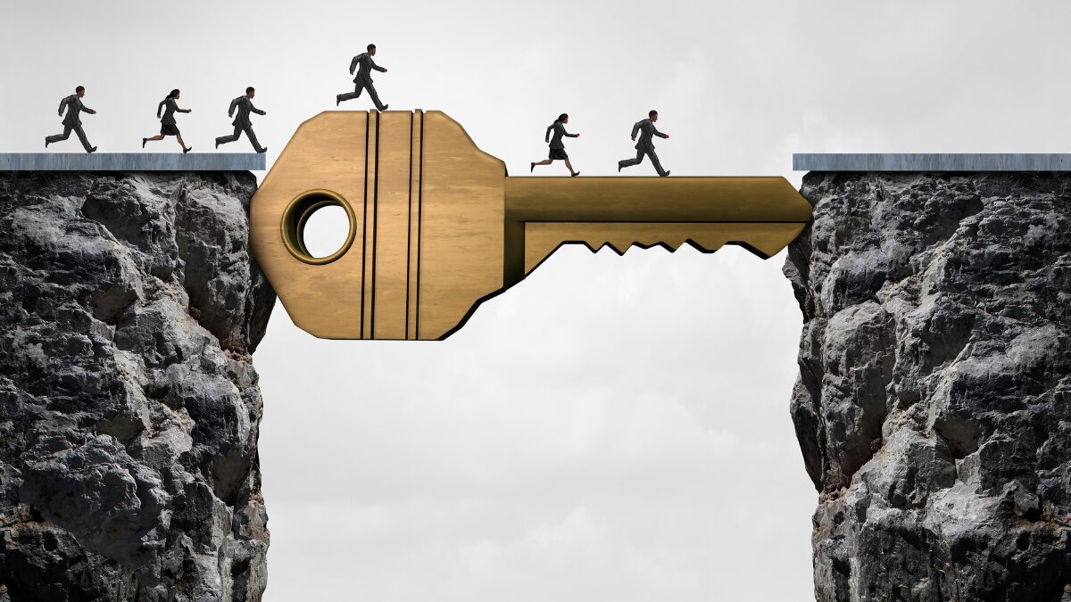 Symbolbild für Schlüsselfaktoren für erfolgreiche Teams: Menschen gehen über einen Schlüssel von einer seite der Schlucht zur anderen